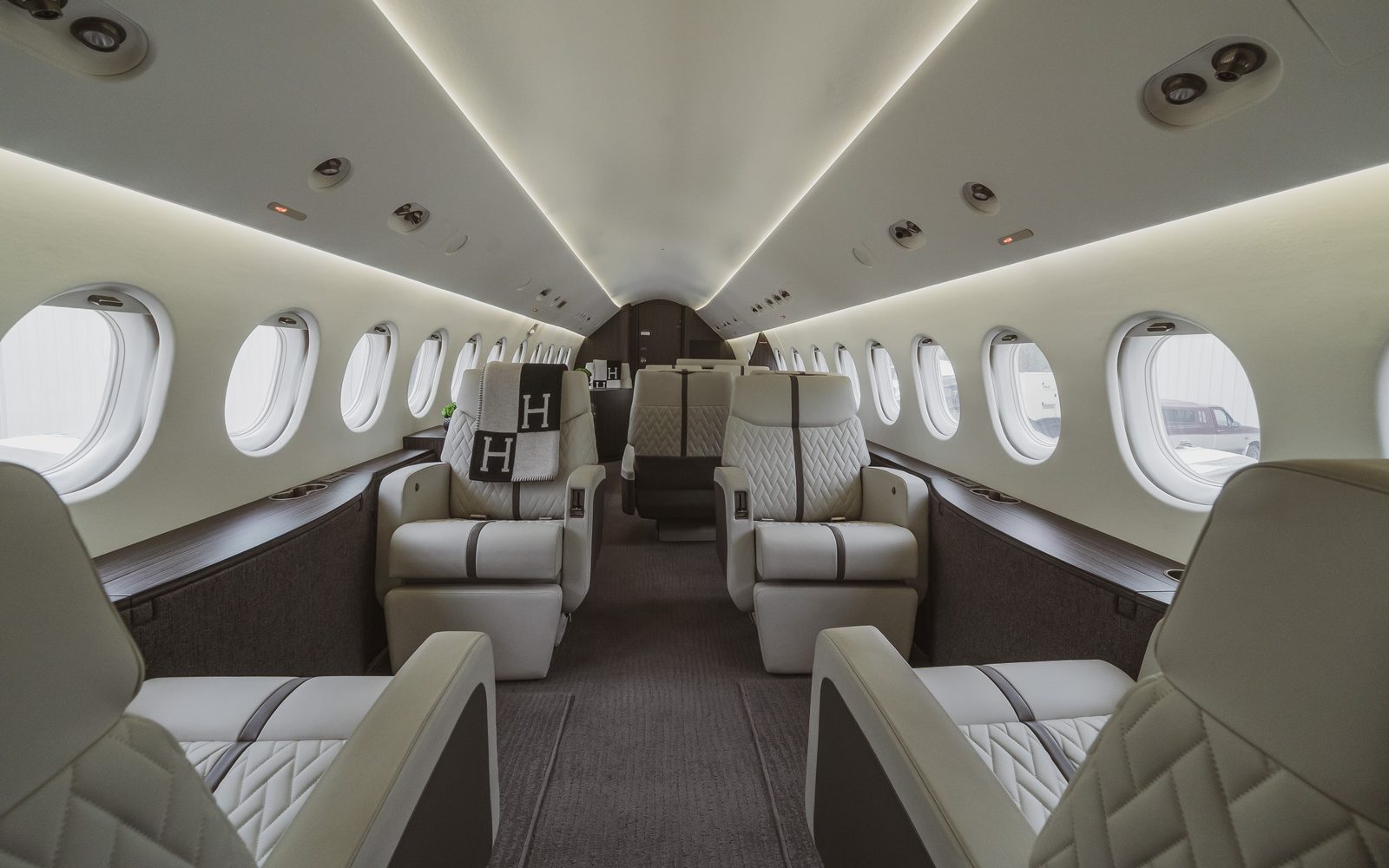 Falcon 900 — wide cabin comfort