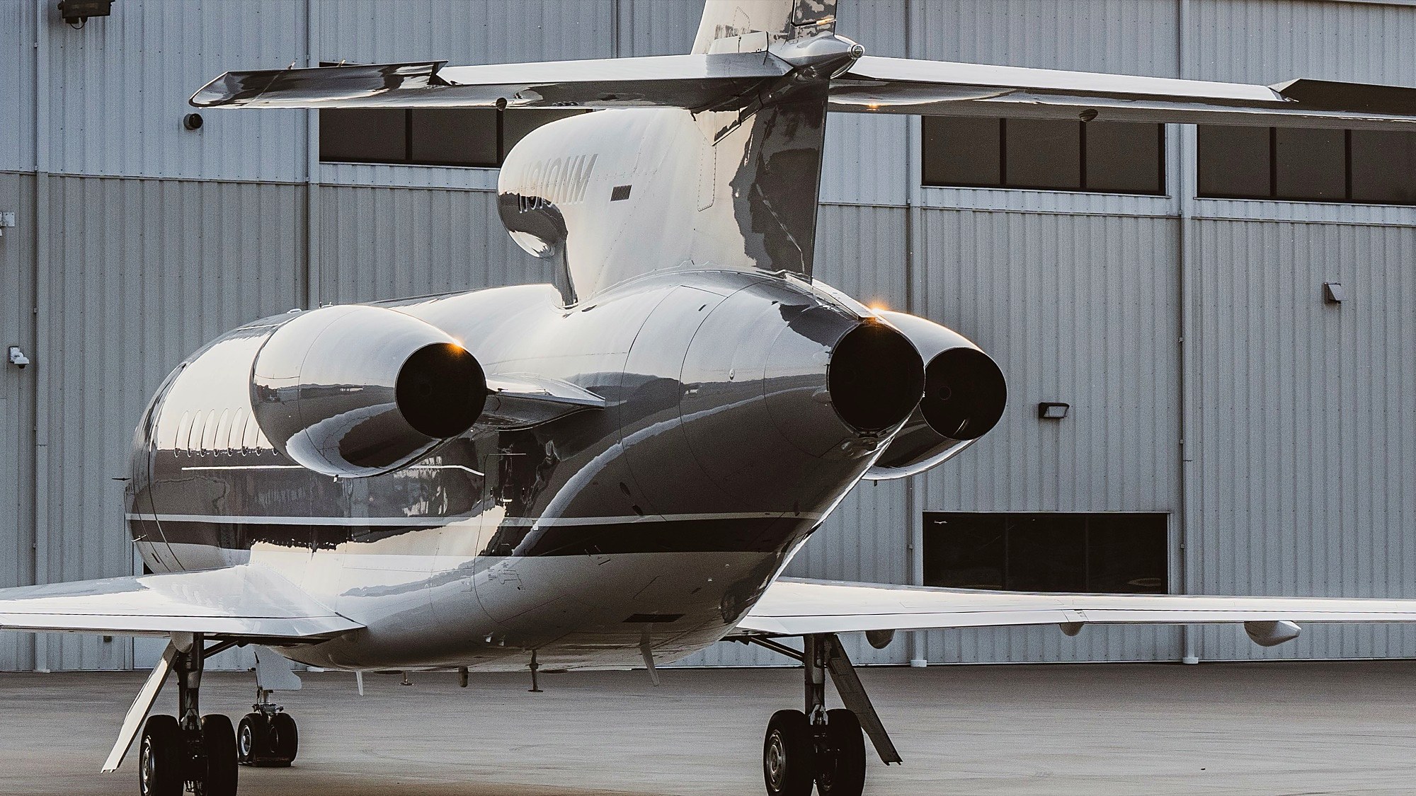 Tri-jet detail — Falcon 900